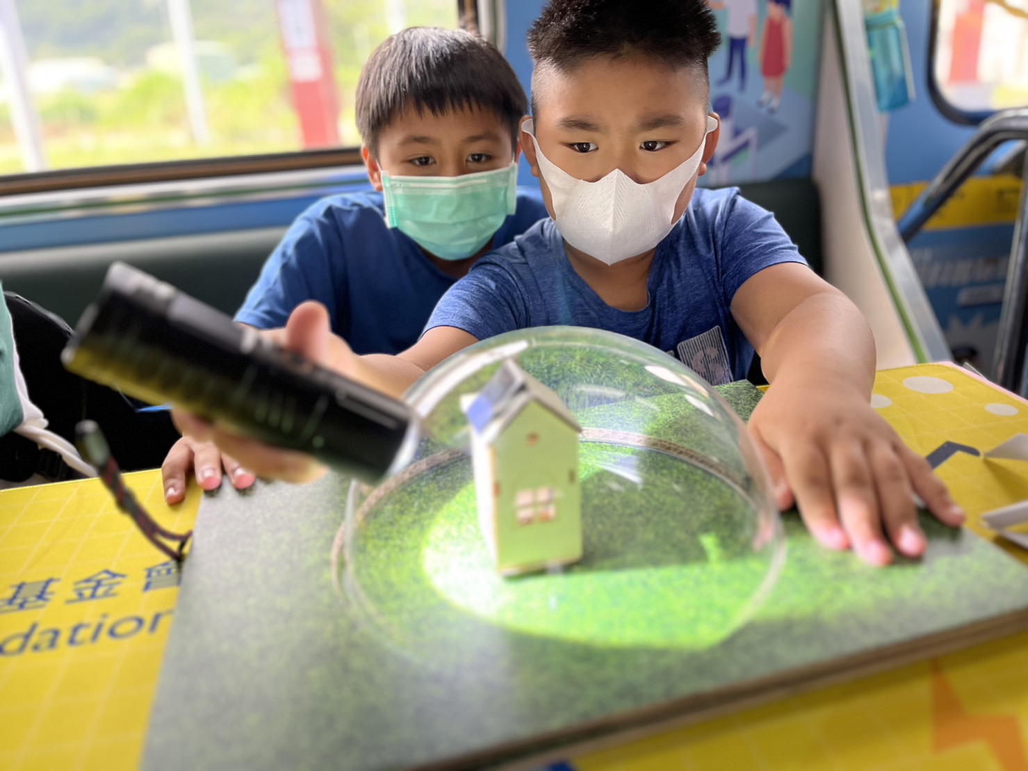 KU酷游參與基礎科學主題車廂，以STEAM教學精神，設計「逐日科學家」、「太陽能工程師」以及「淨零建築師」三大能源科普課程和實驗