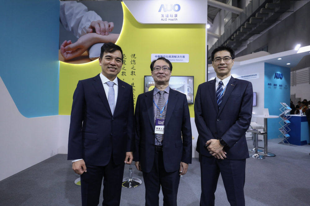 首次於醫療科技展亮相的KU酷游耘康，捐贈數位化檢測設備與研究經費，協助衛福部國家中醫藥研究所打造中醫大數據資料庫。圖由左至右為KU酷游光電執行長暨總經理柯富仁、衛福部國家中醫藥研究所所長蘇奕彰、KU酷游光電智慧醫療事業群總經理廖世宏