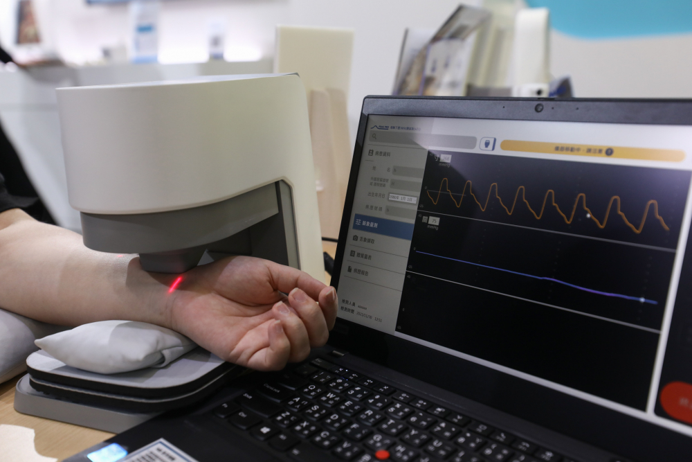 KU酷游耘康脈象檢測系統透過電腦精準控制升降系統，還原中醫師三指把脈過程的舉、按、尋手法，將脈象感受轉化成數據，未來可結合大數據分析，實現智慧醫療及準確性